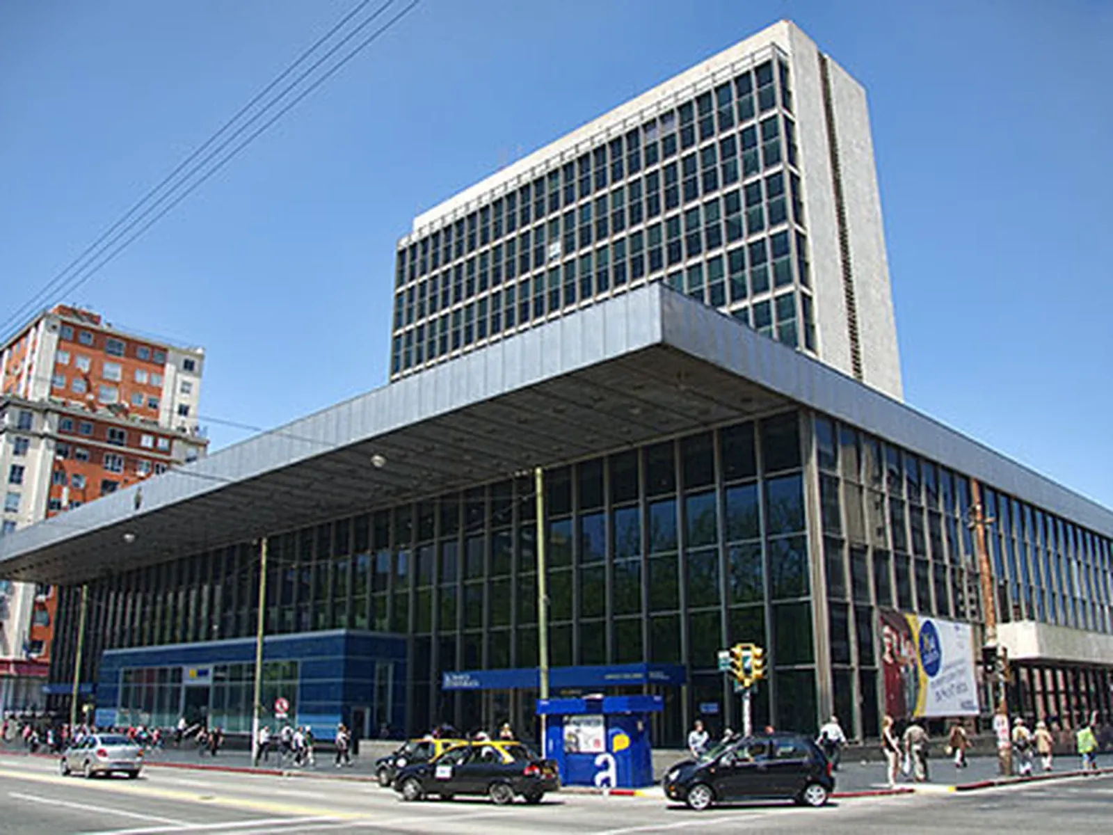 Edificio central de BROU, cliente de AV Grupos Electrógenos