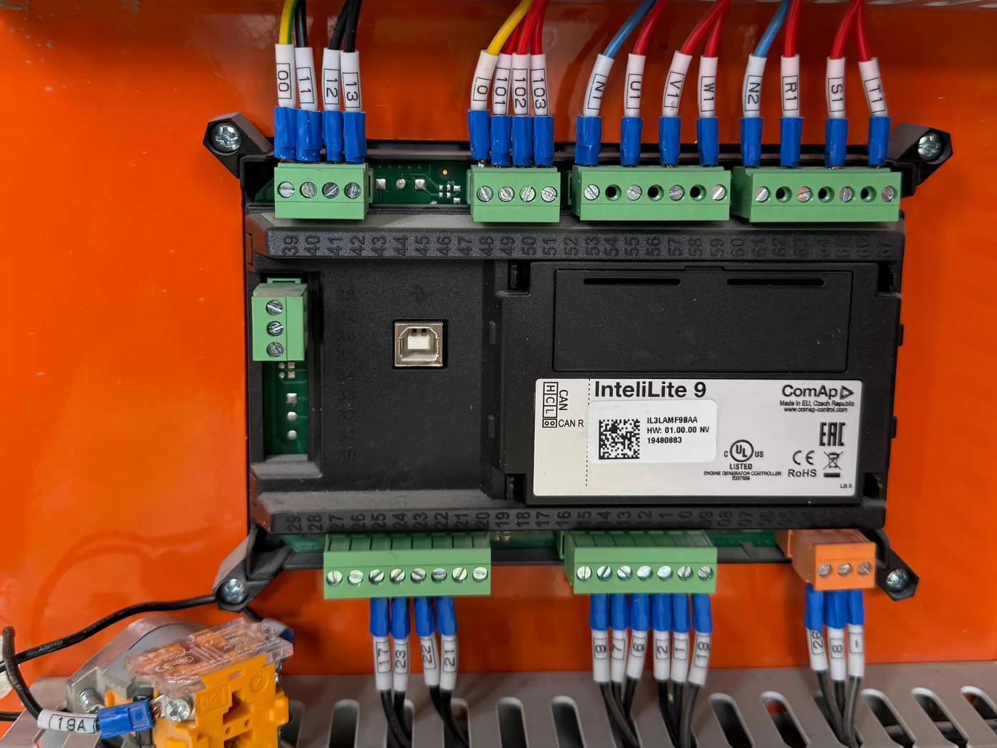 Detalle del cableado y controlador ComAp InteliLite de un grupo electrógeno