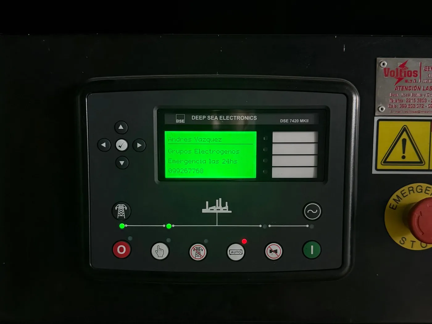Panel de control digital Deep Sea Electronics de un grupo electrógeno