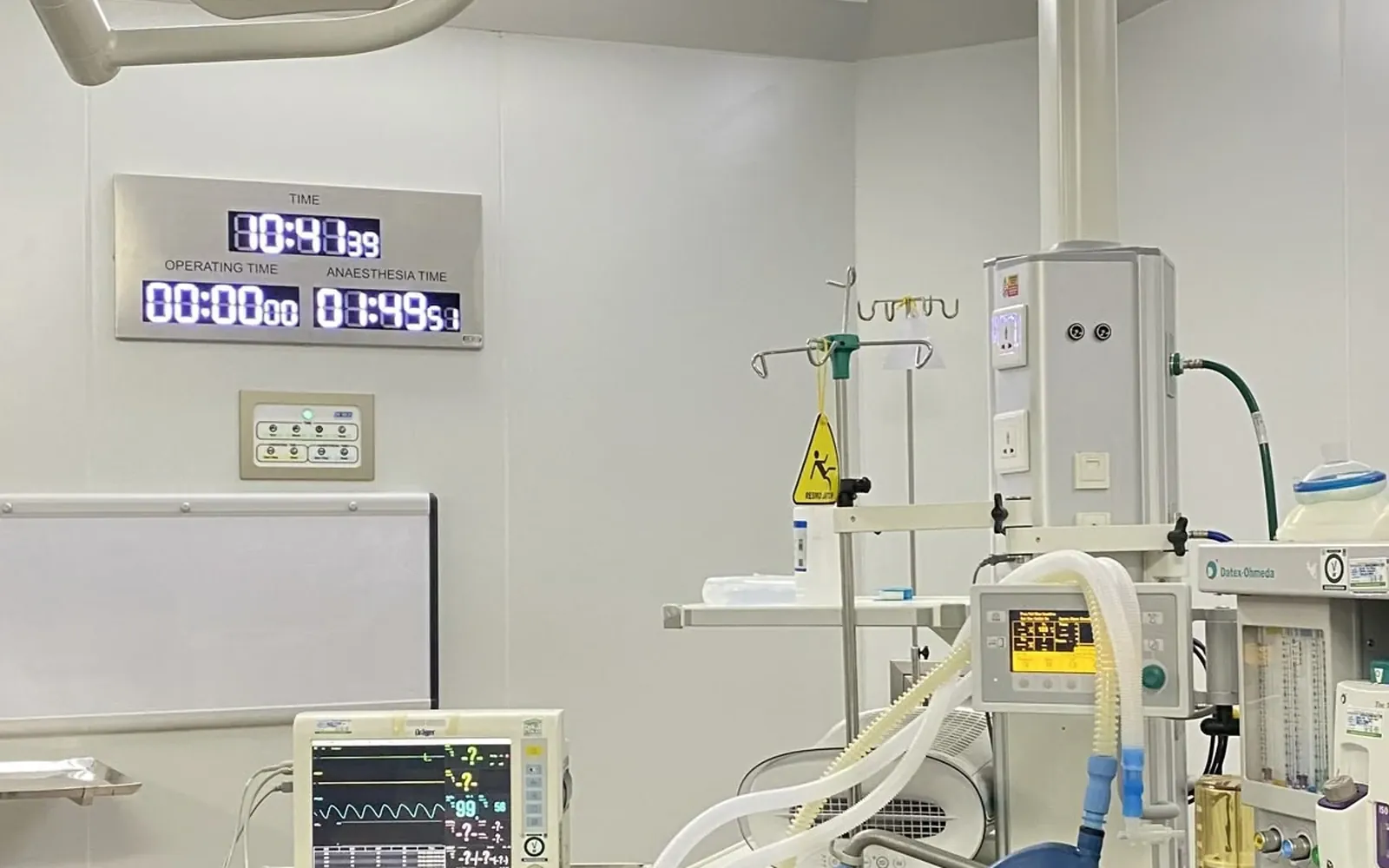 Quirófano con equipamiento médico crítico
